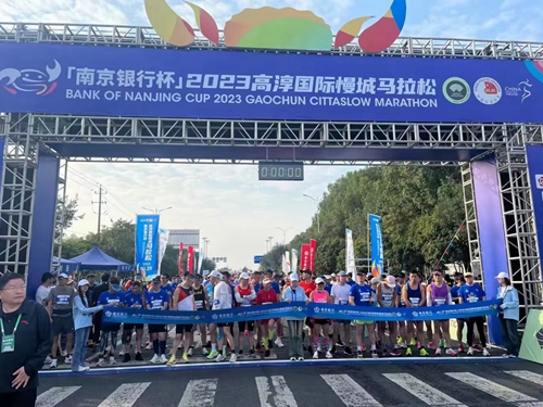 寧高潤安校車公司順利完成高淳國際慢城馬拉松比賽交通管制和防沖撞接駁任務(wù)